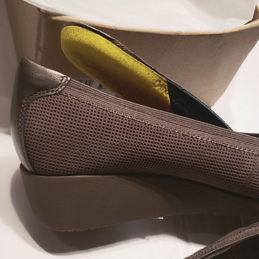 CLARKS New Wedge SlipOn Pump Perforated Leather Comfort Shoes Women's 10 W - Picture 14 of 16